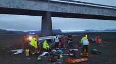 Auto plné lidí se zřítilo z mostu. Zemřeli tři lidé včetně dítěte