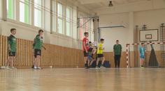 České děti nezvládají tělocvik ve školách. Často nezvládnou ani kotrmelec