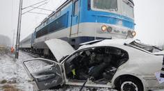 Řidič si na přejezdu nevšiml vlaku. Ten ho tlačil 300 metrů! GALERIE