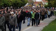 Protesty v Břeclavi provázely zmatky. Radikálové se naštěstí k Romům nedostali. GALERIE