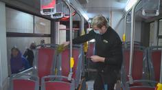 Do autobusů se vracejí koženkové sedačky. Důvodem je koronavirus