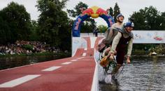 Ujeď, nebo spadni. Red Bull pošle domácí kutily na kola nad Vltavu