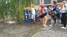 Placení kartou je bezpečnější, tvrdí odborníci. Lidé s hotovostí jsou zranitelní