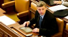 "Lex Pekárek" prošel: Odsouzení poslanci přijdou o plat!