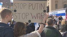 "Chci, aby Putin zmizel." Tisíce Rusů v Praze protestovaly proti válce a prezidentovi