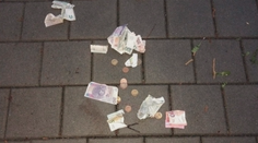 Na chodníku se válelo 30 tisíc, nikdo se nehlásil. Strážníci záhadu konečně rozlouskli