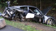 Luxusní porsche rozsekal o mostek: Řidič neměl šanci