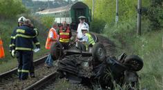 FOTO: Srážka vlaku a auta si vyžádala jednoho mrtvého