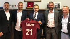 Hašek přinesl na ambasádu jako dar dres Sparty! Prý jde do Turecka