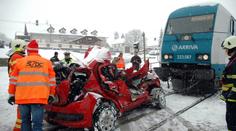 Osobní vlak sestřelil auto na přejezdu, řidič je těžce zraněn
