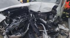 Převaděč se měl snažit vytlačit policii ze silnice. Zraněných je 21 lidí včetně dětí