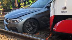 Auto se v Troji srazilo s tramvají. Řidička zemřela na místě
