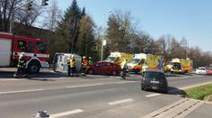 Po vážné nehodě 3 aut skončila dodávka na boku, 4 zranění