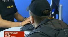 Přišel k výslechu v čepici, kterou ukradl o 15 minut dříve
