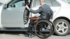 V elektromobilitě Česko zapomíná na vozíčkáře. Přístup k nabíječkám je tragický