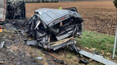 Náklaďák na Znojemsku rozmetal auto. Pro těžce zraněného musel letět vrtulník