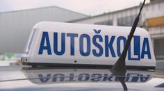 Případ úplatků za řidičáky: Karlovarská policie obvinila dalších pět lidí