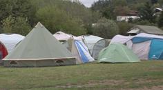 Chladné počasí nepřeje kempům. Obvykle bývají začátkem srpna vytížené
