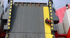 Greenpeace obsadili loď, která veze do Anglie tisíce naftových aut