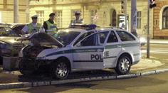 Policisté jeli k případu, narazili do BMW. Dva se těžce zranili