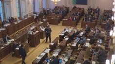 Korespondenční volba je blíž. Poslanci radši šli na hokej, zlobí se opozice