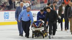 Děsivé scény v NHL. Hráč zůstal po banální kolizi bezvládně ležet na ledě