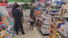 Muž pobodal v supermarketu pracovníka ostrahy. Hrozí mu až 8 let vězení