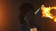 Hádka skončila hozeným molotovem. Muž měl zapálit dům s dítětem uvnitř