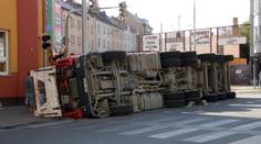 VIDEO: V Praze se převrhl kamion, hlína a kamení zasypala silnici