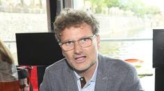 Oblíbený český spisovatel skončil v nemocnici. Kvůli zranění musel pod kudlu