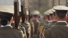 Pochod čestné stráže: Trénujeme několik hodin denně, říká vrchní praporčík