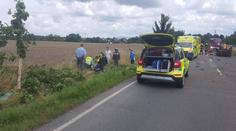 Náraz do stromu nepřežili dva lidé, muž i dítě bojují o život!