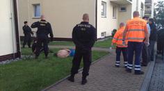 Policisté přijeli umravnit hlučný mejdan, napadla je agresivní trojice cizinců