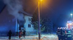 V domě na Českolipsku vybuchl kotel. Hasiči museli vynášet lidi po žebříku