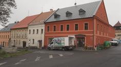 Na prodavačku motorovou pilou útočil Němec. Policie ho viní z pokusu o vraždu