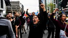 Protesty v Paříži: Demonstranti házeli molotovy, rozbíjeli výlohy!