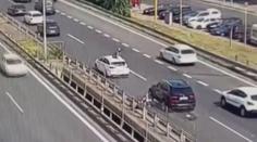 Video bizarní nehody ze Slovenska: Na střeše auta přistál motorkář, řidič jel dál