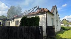 Výbuch domu na Prostějovsku. Jeden člověk zemřel, okolní budovy jsou poškozené