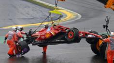 Vrakoviště Interlagos. 5× červená vlajka, v bariéře skončili Sainz i Alonso