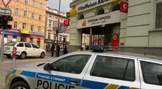 Drzý lupič přepadl banku v Plzni. Nevadila mu ani rušná ulice