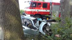 Na Klatovsku zemřela mladá žena, nepřežila náraz auta do stromu