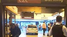 Řidič Uberu vjel rovnou do fronty na jízdenky. Zaparkoval v nádražní hale