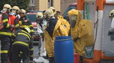 Ve firmě vybuchl sud s neznámou chemikálií! Dva muži se popálili