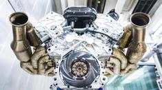 Motor desetiletí! Úžasný nabušený stroj požene divokou valkýru