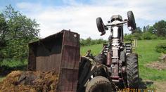 Tragédie na louce. Traktor se převrátil, řidič nehodu nepřežil!