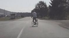 Jel na kole a nedal přednost druhému cyklistovi, dostal 10 měsíců vězení