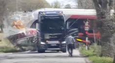 Vlak rozmetal kamion i naloženou loď. Drsnou srážku zachytila kamera