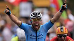 Cavendish na Tour přepsal rekord, lídr Pogačar měl prsty v hromadném pádu