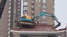 VIDEO: Netradiční fígl. Dělníci si při demolici pomohli "létajícím" bagrem