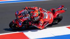 Úžasný Bagnaia se po drtivé nehodě vrátil. Sotva chodí, přesto na trati září